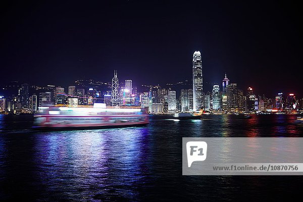 Fähre und Hafen bei Nacht  Hongkong  China