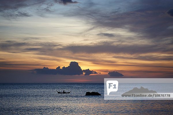 Sonnenuntergangssilhouette aus Meeresfelsen und Boot  Koh Lanta  Thailand