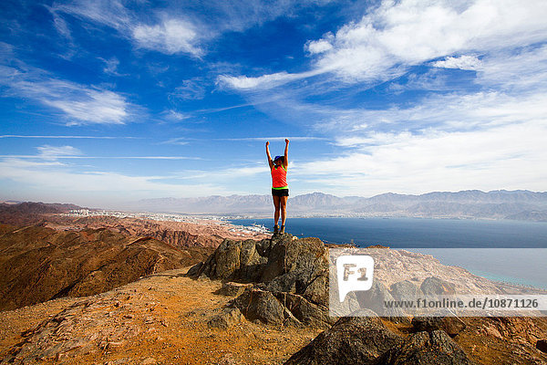 Wanderin feiert ihre Leistung beim Erreichen des Gipfels des Eilat-Gebirges  Israel