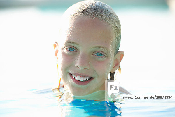 Porträt eines blauäugigen Mädchens im Schwimmbad  Buonconvento  Toskana  Italien