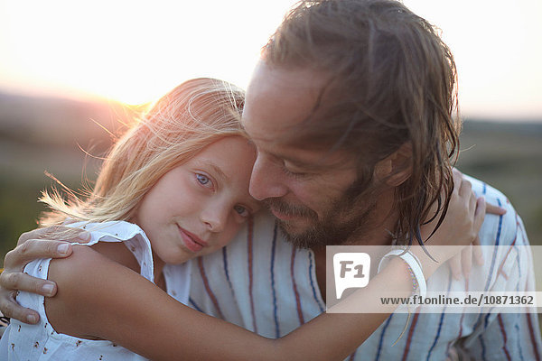 Porträt eines Mädchens  das seinen Vater umarmt  Buonconvento  Toskana  Italien