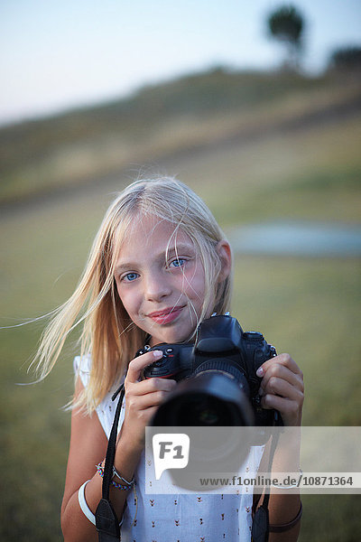 Porträt eines Mädchens  das mit digitalem slr fotografiert  Buonconvento  Toskana  Italien