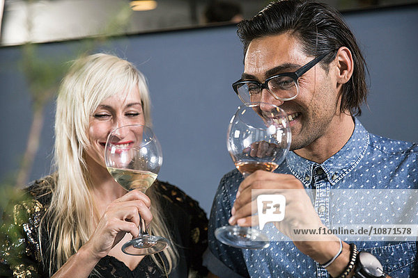 Ehepaar trinkt Weißwein