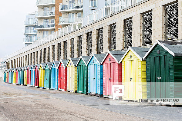 Reihe von farbenfrohen Strandhütten Bournemouth Beach Bournemouth Dorset UK