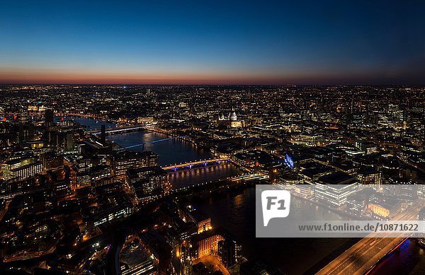 Blick auf die Themse und Brücken bei Nacht  London  UK