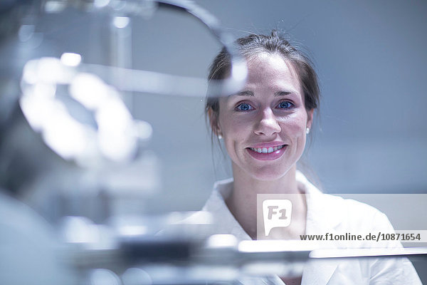 Porträt einer Wissenschaftlerin im Labor