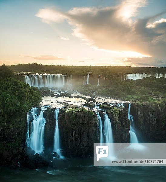 Erhöhte Ansicht der Iguazu-Wasserfälle  Parana  Brasilien