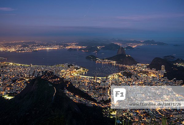 Fernsicht auf die Küstenlinie von Rio De Janeiro bei Nacht  Brasilien