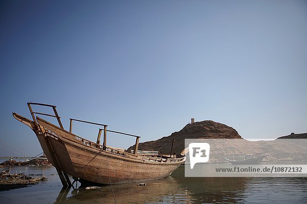 Verankertes Dhau-Boot  Sur  Ash Sharqiyah  Oman  Naher Osten