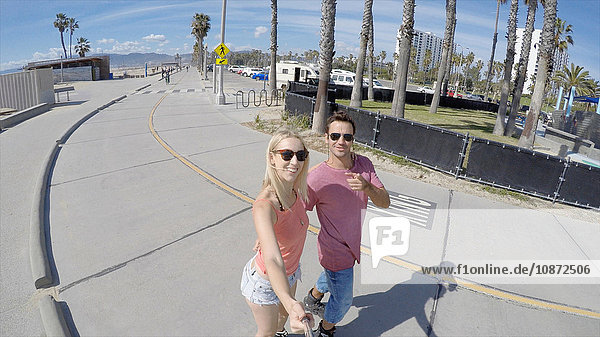 Glückliches Rollerblade-Paar beim Selfie  Venice Beach  Kalifornien  USA