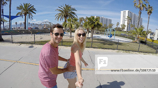 Rollerblading-Paar beim Selfie  Venice Beach  Kalifornien  USA