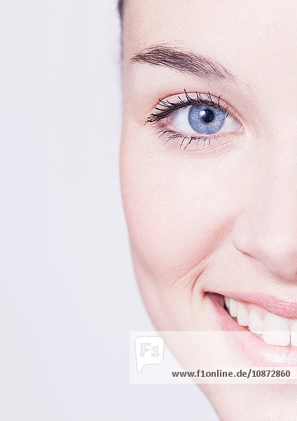 Ausschnitt Nahaufnahme eines Porträts einer schönen jungen Frau mit blauen Augen