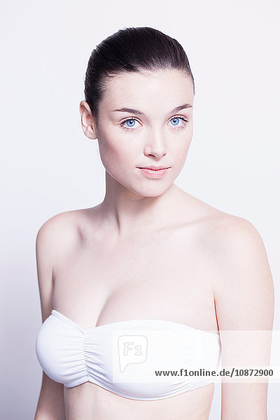 Kopf- und Schulterporträt einer schönen jungen Frau mit weißem Bikinioberteil