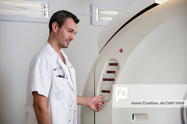 Doctor operating hospital CT-scanner