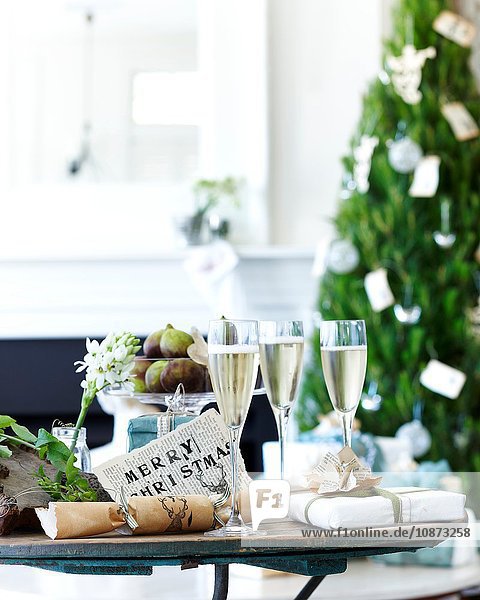 Champagner-Tisch mit Weihnachtskräckern und Geschenken