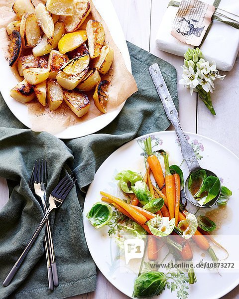 Draufsicht auf geröstete Zitronenkartoffeln  Karotten und Rosenkohl zum Weihnachtsessen