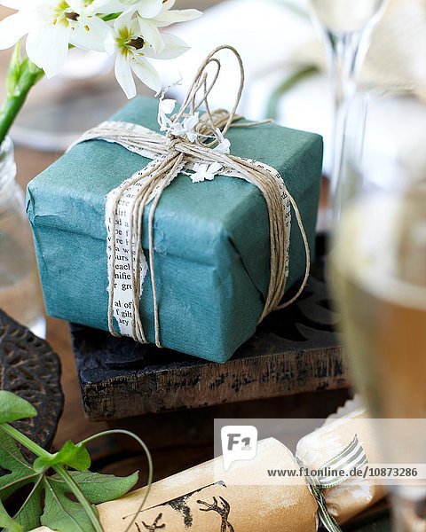 Nahaufnahme von handgemachter Weihnachts-Geschenkverpackung und Weihnachts-Cracker