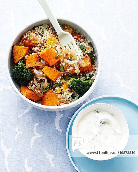 Gemüse- und Quinoa-Salat in Schüssel  Idee für Kinder zum Mittagessen