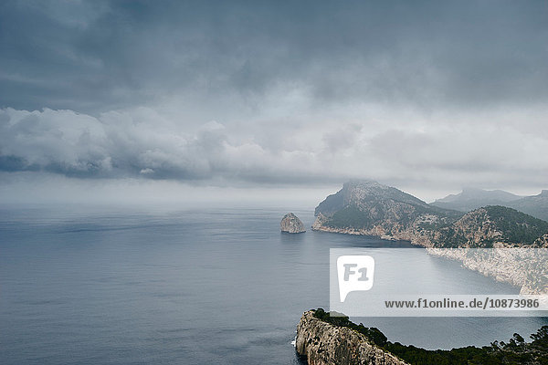 Erhöhte Ansicht der bewölkten Küste und des Cap de Formentor  Mallorca  Spanien