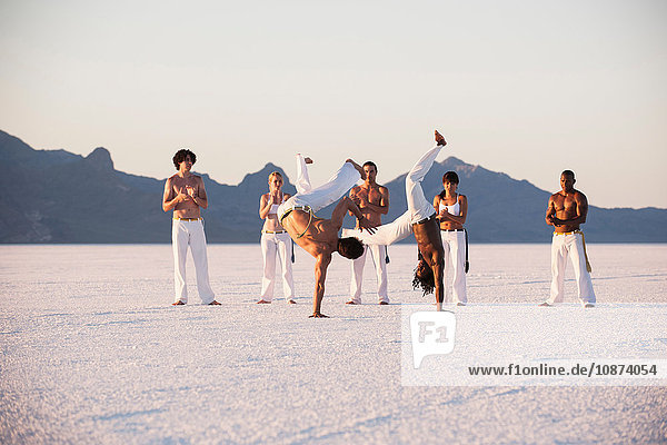 Team klatschender Mann beim Capoeira-Spiel auf Bonneville Salt Flats  Utah  USA