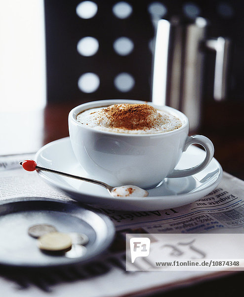 Cappuccino auf Zeitung im Kaffeehaus