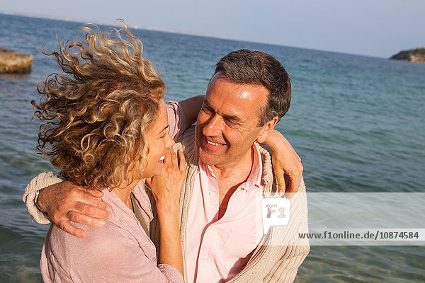 Glückliches reifes Paar beim Spaziergang am Meer  Mallorca  Spanien