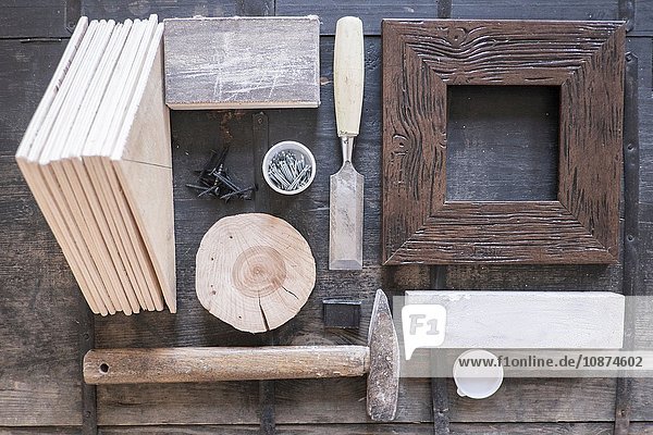 Draufsicht auf Rahmen, Meißel, Hammer und Holzteile