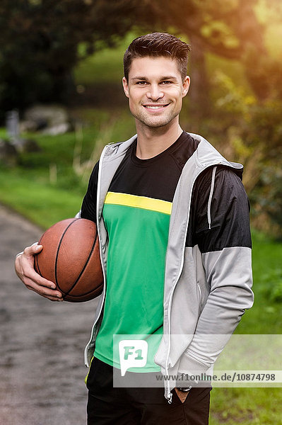 Porträt eines jungen Basketballspielers im Park