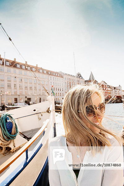 Frau auf Bootstour  Kopenhagen  Dänemark