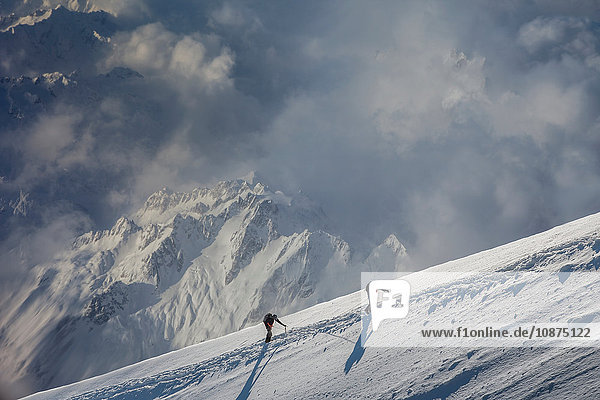 Zwei Bergsteiger besteigen einen verschneiten Hang  Alpen  Kanton Wallis  Schweiz