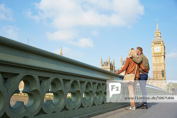 Pärchen auf der Westminster-Brücke mit Blick auf Ansicht