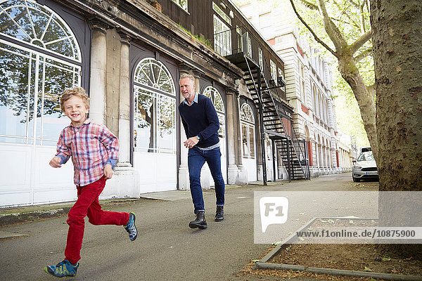 Vater und Sohn rennen auf der Straße