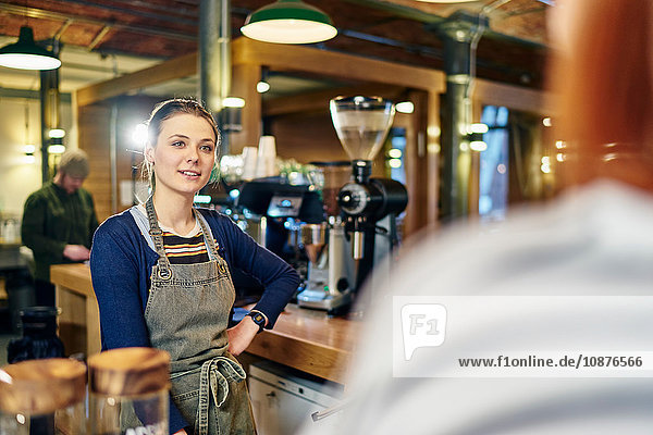 Weiblicher Barista serviert Kunden im Café