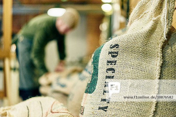 Nahaufnahme eines Sacks mit Kaffeebohnen-Spezialitäten im Lagerraum