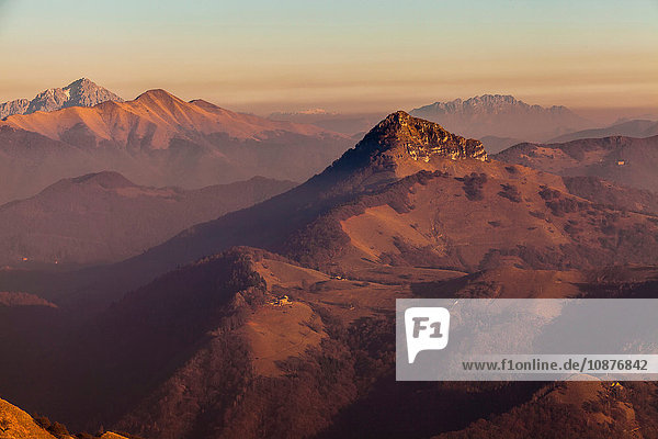Erhöhte Ansicht der Berge in der Dämmerung  Monte Generoso Tessin  Schweiz