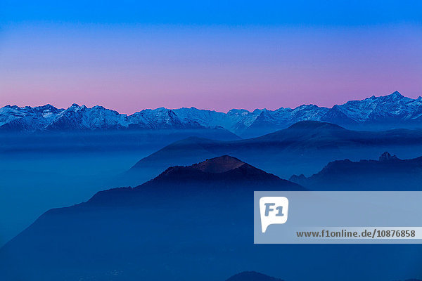 Hochgebirgslandschaft mit Talnebel bei Sonnenaufgang  Monte Generoso Tessin  Schweiz