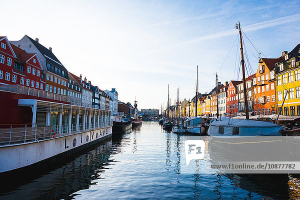 Traditionelle Stadthäuser und festgemachte Boote am Ufer des Kanals  Kopenhagen  Dänemark