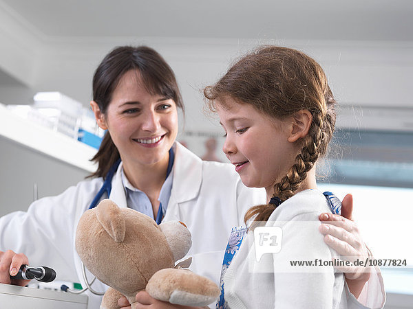 Kinderarzt konsultiert Mädchen