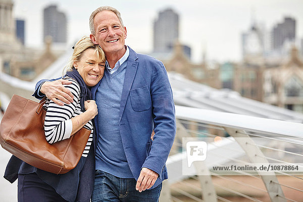 Ein reifes Paar schlendert über die Millennium Bridge  London  UK