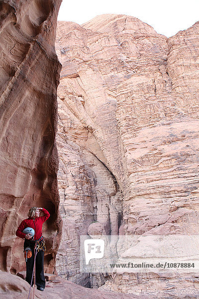 Frau die sich an einer Felswand abseilt Wadi Rum Jordanien