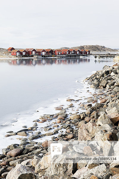 Schweden  Bohuslan  Orust  Edshultshall  Holzhäuser und Felsenküste im Winter