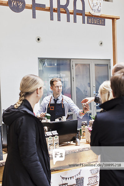 Schweden Barista arbeitet im Cafe