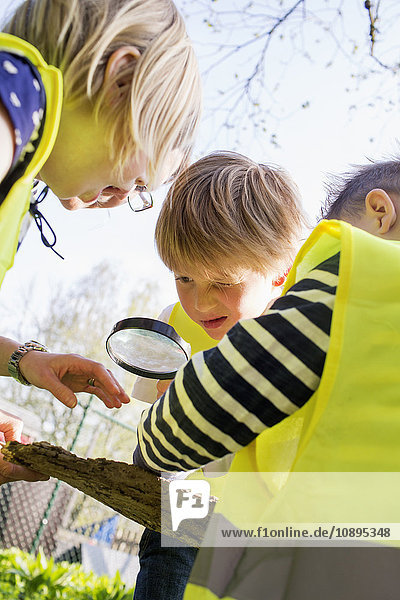 Schweden  Vastergotland  Olofstorp  Bergum  Kindergartenkinder lernen im Freien