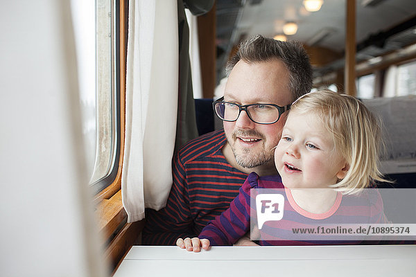 Schweden  Vater und Tochter (2-3) mit dem Zug unterwegs