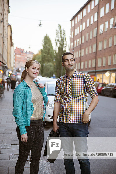Schweden Stockholm Skanegatan Sodermalm Paar stehend auf der Straße