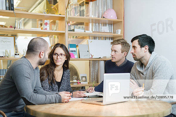 Schweden Architekten diskutieren im Büro