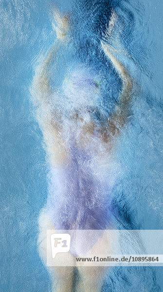 Schweden Medelpad Frau schwimmt im Pool