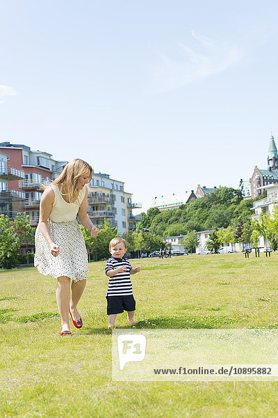 Schweden Sodermanland Nacka Finnboda Hamn Mutter mit Jungen (18-23 Monate) im Park