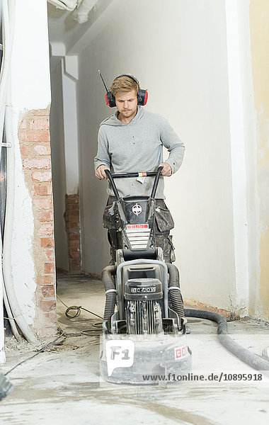 Schweden  Mann renoviert Haus