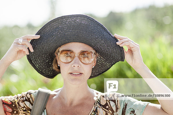 Italien Toskana Portrait einer reifen Frau mit schwarzem Hut
